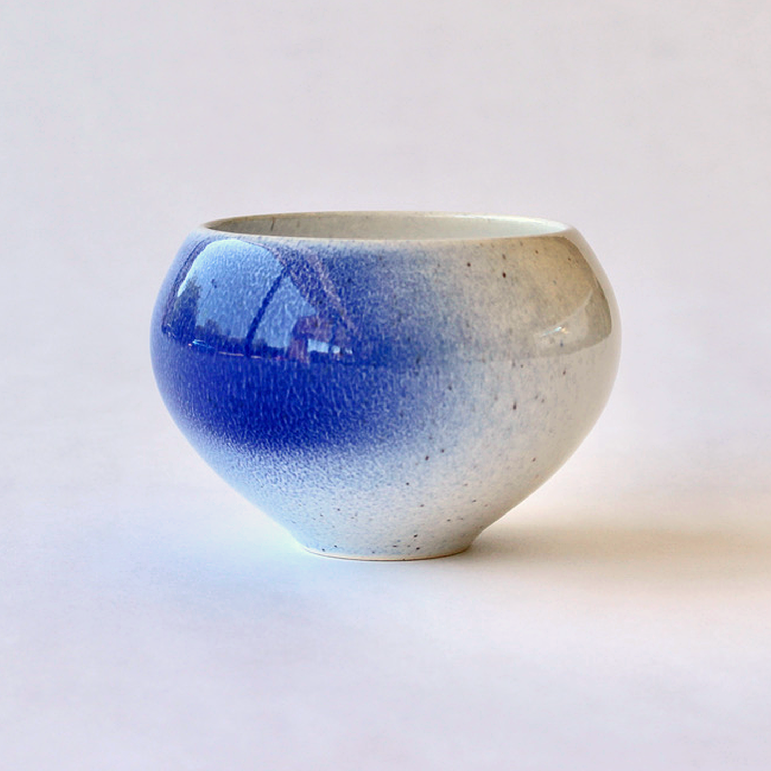 Annika Hoefs: Small Round Bowl – Gradient Side Product Image 1 of 1
