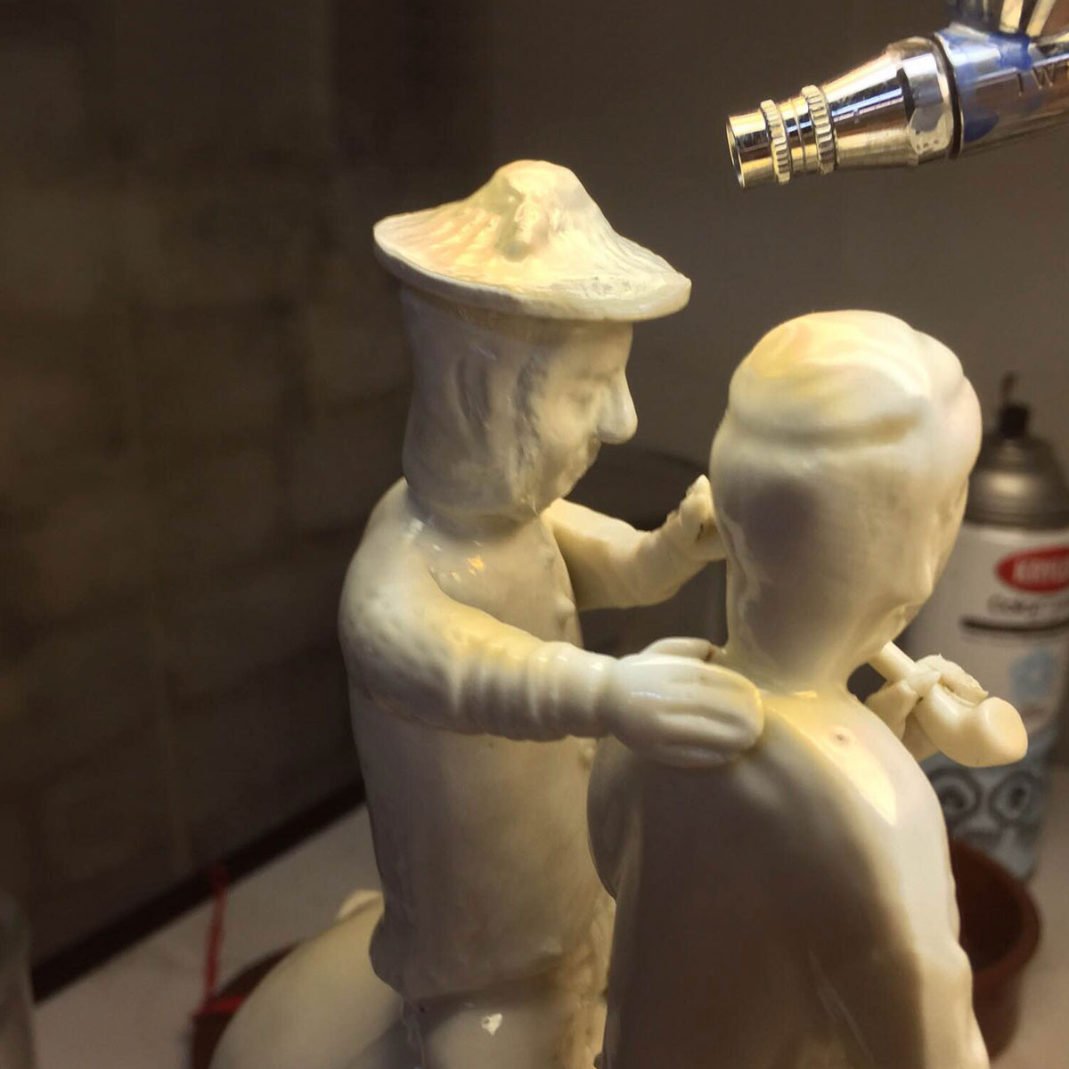 Airbrushing white ceramic figures