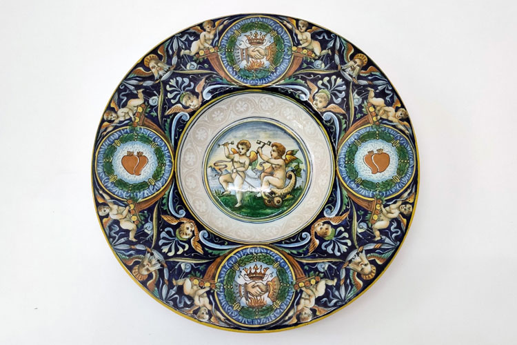 Tondino dish with putti