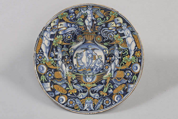 Tondino dish with putti