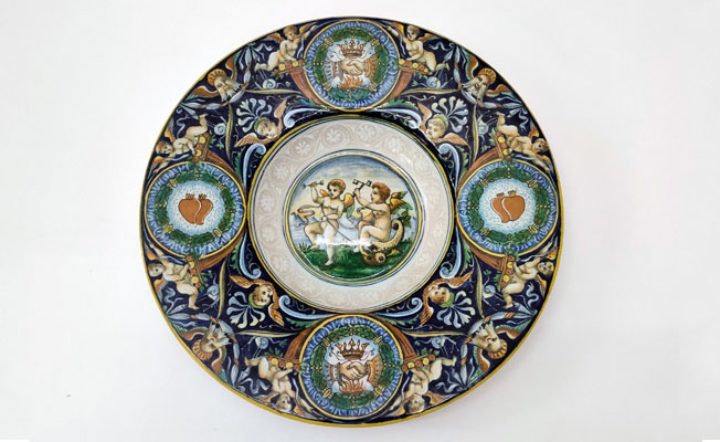 Tondino dish with putti