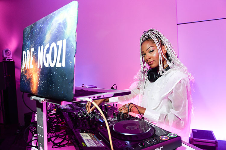 DJ Dre Ngozi with her laptop and turntables
