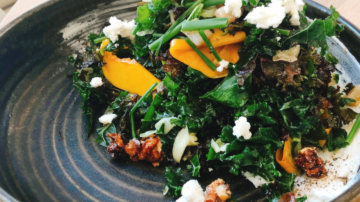 Green salad with walnuts and pears